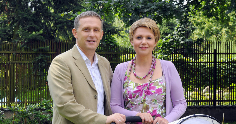 Marysia (Małgorzata Pieńkowska) i Artur (Robert Moskwa) zostali właśnie szczęśliwymi rodzicami Basi /AKPA