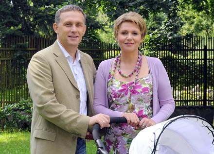 Marysia (Małgorzata Pieńkowska) i Artur (Robert Moskwa) zostali właśnie szczęśliwymi rodzicami Basi /AKPA
