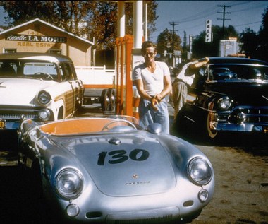 "Marz, jakbyś miał żyć wiecznie, żyj, jakbyś miał dzisiaj umrzeć" - to słowa Jamesa Deana, który istotnie żył chwilą.

Na zdjęciu - aktor w dniu swojej śmierci.