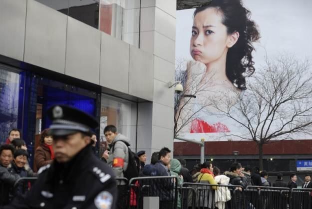 Marzenia o kupnie iPhone'a 4S doprowadziły bijatyki z policją /AFP