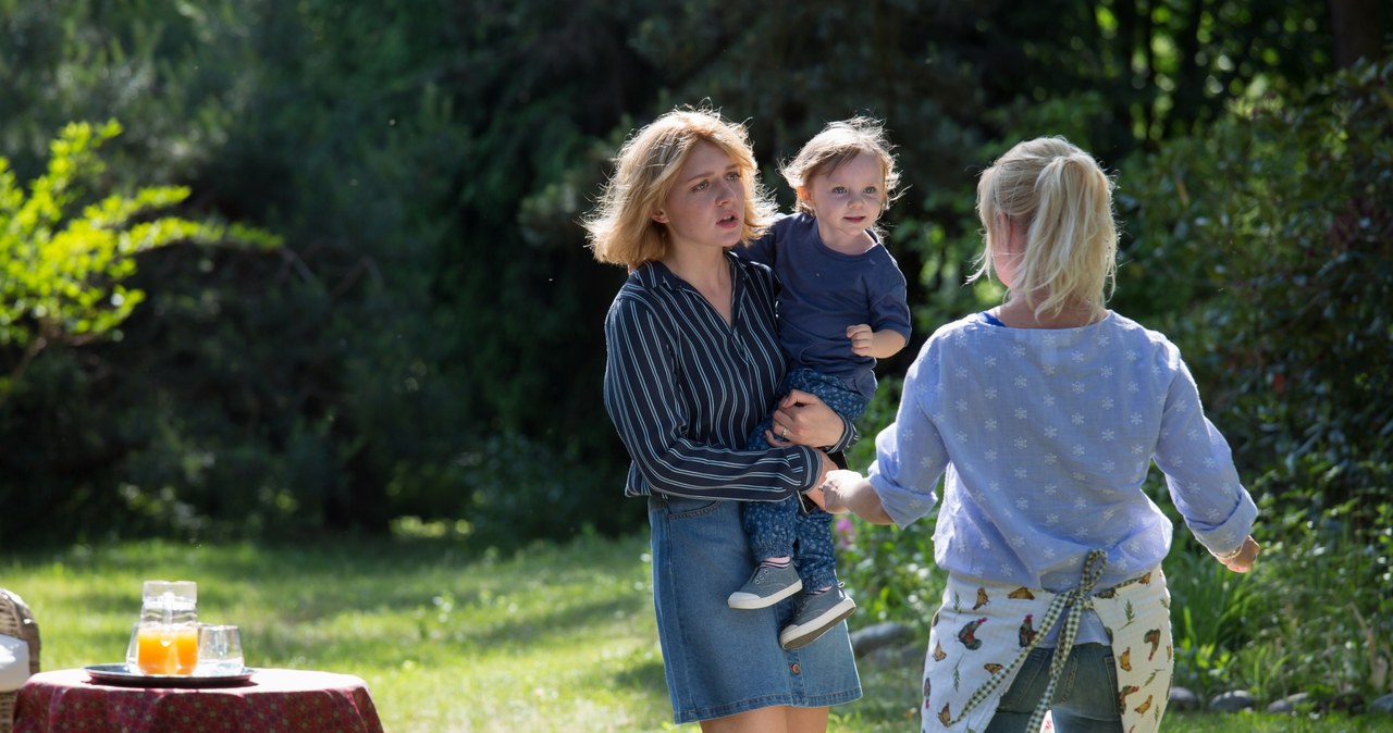 "Marzenka ma dwie fajne szefowe: Ankę (Tamara Arciuch), która wróciła z Francji, oraz Ulę (Iga Kreft). Poza tym, Siedlisko to cudowne miejsce. Najpiękniej jest tu latem" - mówi Olga Szomańska. /Agencja W. Impact