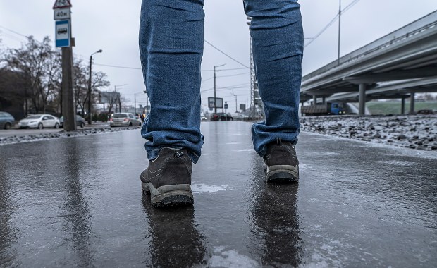Marznące opady na wschodzie i północy kraju. Wydano ostrzeżenia 