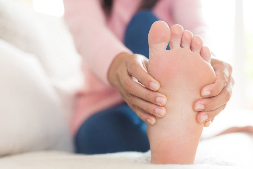 Marznące stopy i dłonie to objaw m.in problemów z krążeniem lub niedoczynności tarczycy /123RF/PICSEL