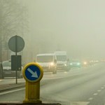 Marznący deszcz i mgły mogą sparaliżować drogi. Kierowcy muszą uważać