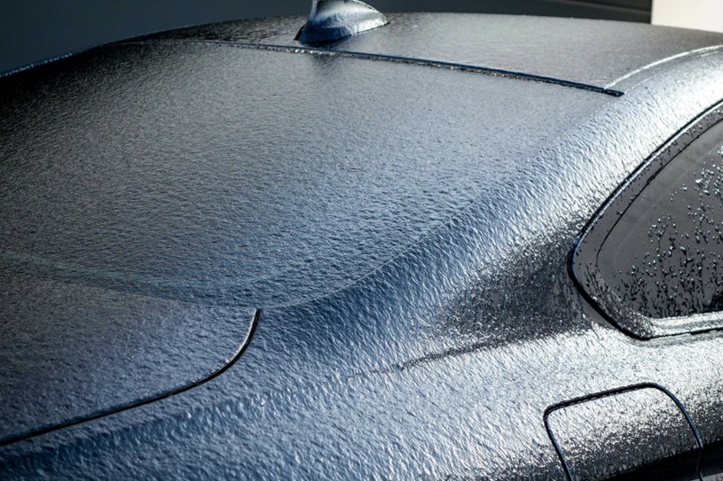 Marznący deszcz pozostawia na samochodach skorupę lodu. Jeśli zobaczysz to na samochodzie - uważaj! /Piotr Kamionka /East News