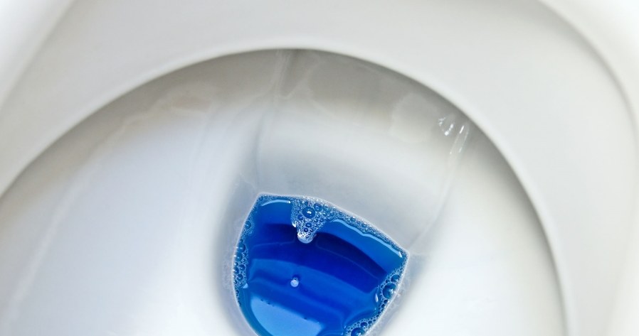 Marzysz o czystej i pachnącej toalecie? Wystarczy, że połączysz 3 tanie składniki i wlejesz je do środka /123RF/PICSEL