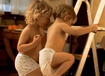 Masa ciała bliźniąt w czasie urodzenia ma wpływ na wagę w dorosłym życiu. /ThetaXstock