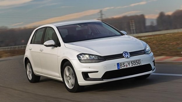 Masa e-Golfa wzrosła w porównaniu do odmiany benzynowej o 205 kg, głównie za sprawą baterii. /Volkswagen