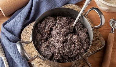 ​Masa makowa wychodzi gorzka? Moja babcia ma na to niezawodny sposób