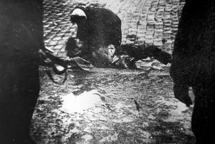 Masakra na Wybrzeżu w grudniu 1970 r., dokonana przez PRL-owskie wojsko i milicję. Gdańsk: robotnik przejechany przez czołg /Chabowski/Fotonowa /East News