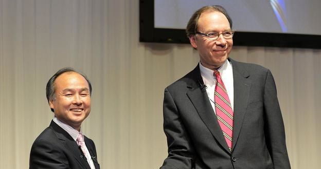 Masayoshi Son (L), właściciel Softbanku i Dan Hesse (R), prezes Sprintu. Fot. Yoshikazu TSUN /Agencja SE/East News