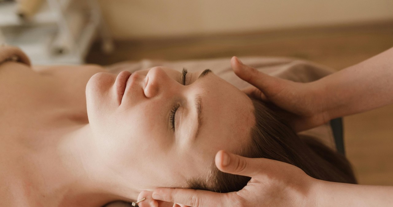 Masaż głowy i aromaterapia podczas Head Spa /Arina Krasnikova /pexels.com
