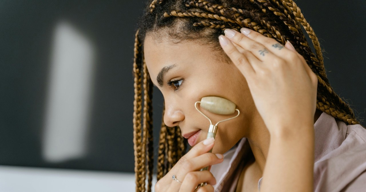 Masaż limfatyczny twarzy można wykonywać dłońmi lub specjalnym masażerem /Tima Miroshnichenko /pexels.com