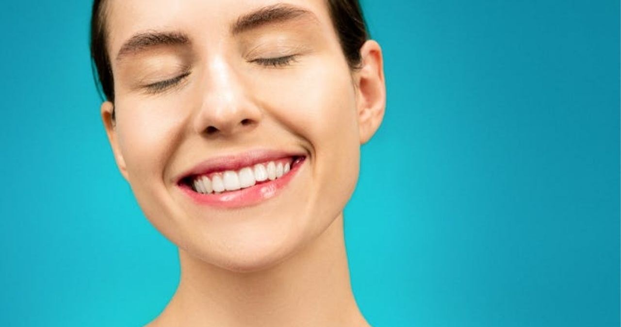 Masaż lodem pobudza krążenie i dodaje blasku. Taki zabieg można wykonać samodzielnie, bez specjalistycznych urządzeń, ważne jest jednak, by robić to świadomie i z wyczuciem /Shiny Diamond /pexels.com