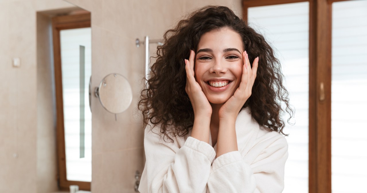 Masaż łyżkami spłyci zmarszczki mimiczne i poprawi owal twarzy /123RF/PICSEL