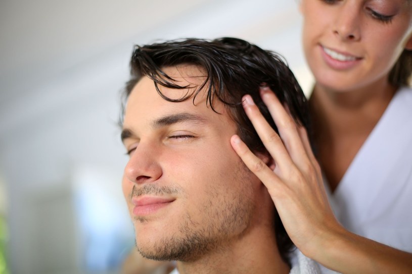 Masaż skóry głowy pobudza cebulki włosów do wzrostu i relaksuje /123RF/PICSEL