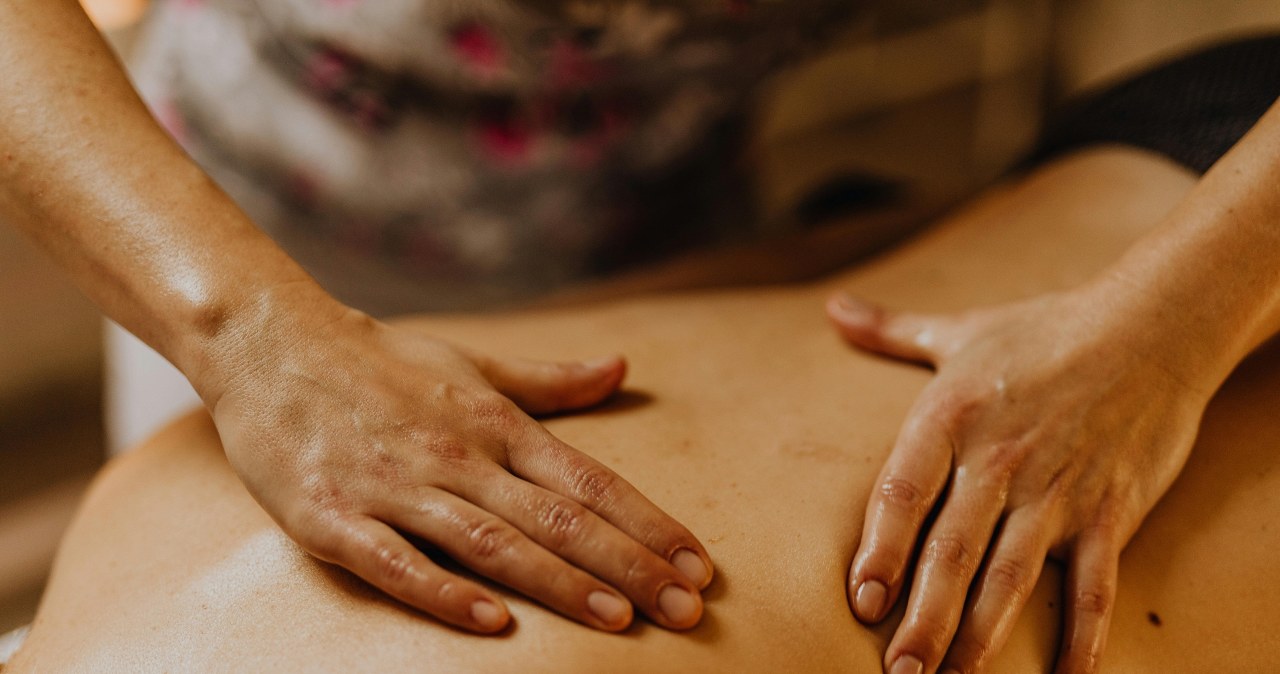 Masaż z olejkiem z pomarańczą, lawendą i wanilią  rozgrzeje w zimny wieczór /Karola G /pexels.com