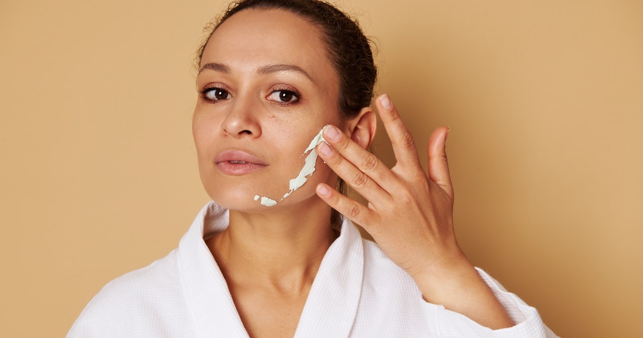 Maść cynkowa to specyfik, który warto mieć w domowej apteczce. Jest nieoceniona przy najpopularniejszych problemach z cerą. /Pixel