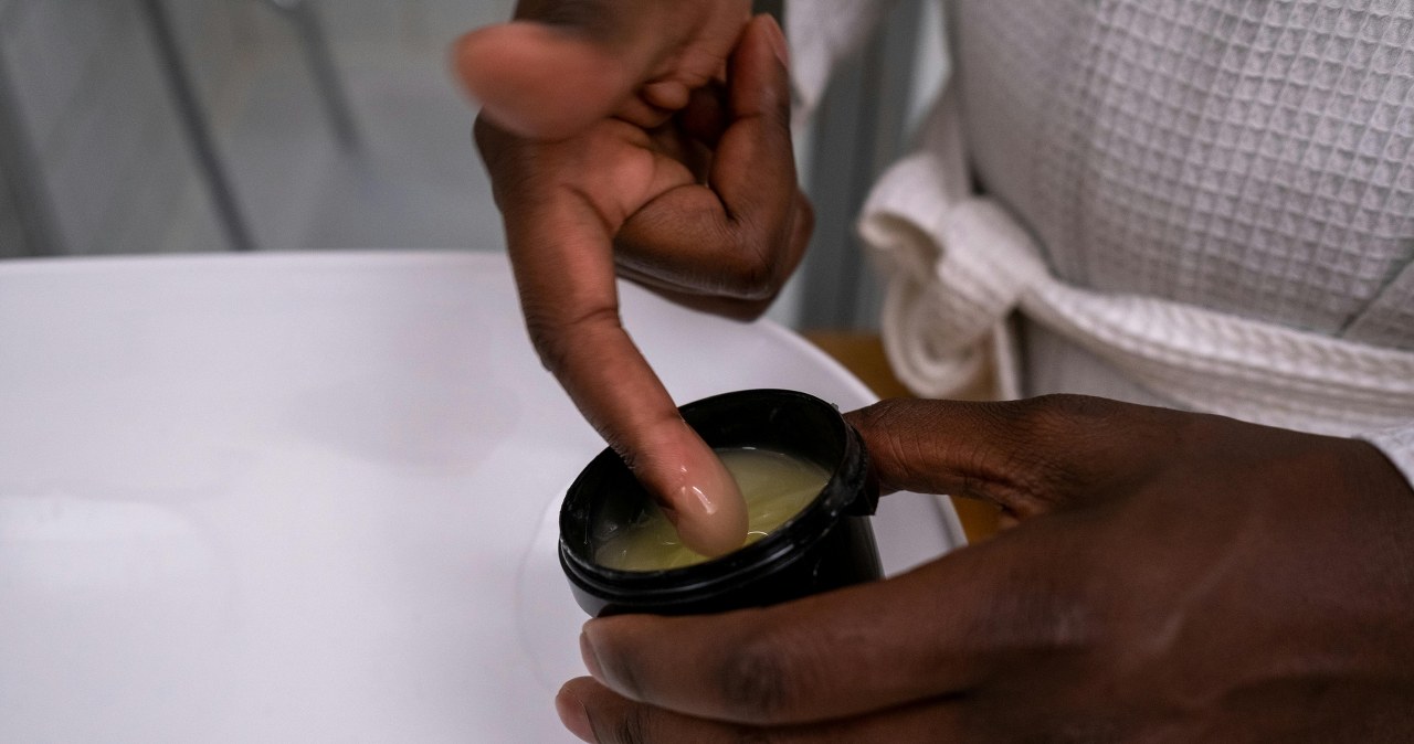 Maść kamforowa rozgrzewa, przez co świetnie nadaje się do masażu małych, spiętych mięśni / cottonbro studio /pexels.com