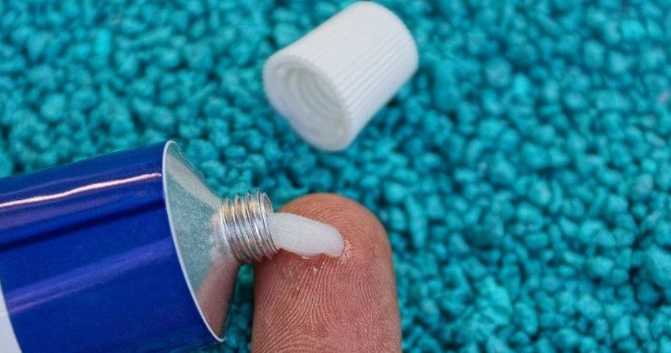 Maść rumiankową możesz kupić w aptece za grosze, a ma korzystny wpływ na cerę /123RF/PICSEL