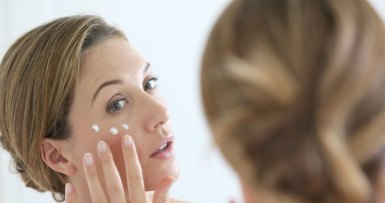Maść tranową najlepiej nałożyć cienką warstwą na oczyszczoną skórę twarzy /123RF/PICSEL