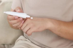 Maść z apteki za 6 zł spłyca zmarszczki, łagodzi trądzik. Zawiera kluczową witaminę
