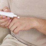 Maść z apteki za 6 zł spłyca zmarszczki, łagodzi trądzik. Zawiera kluczową witaminę