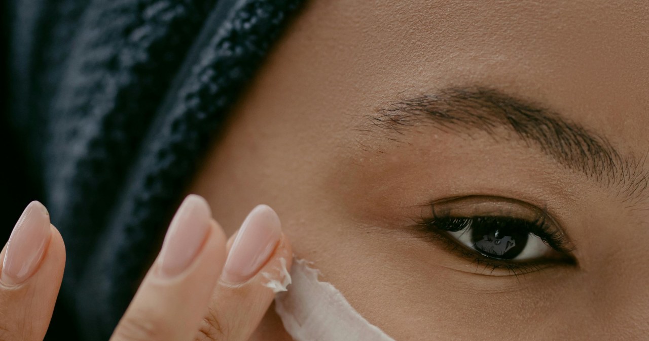 Maść z nagietka jest tania, a skutecznie działa na cerę / cottonbro studio /pexels.com