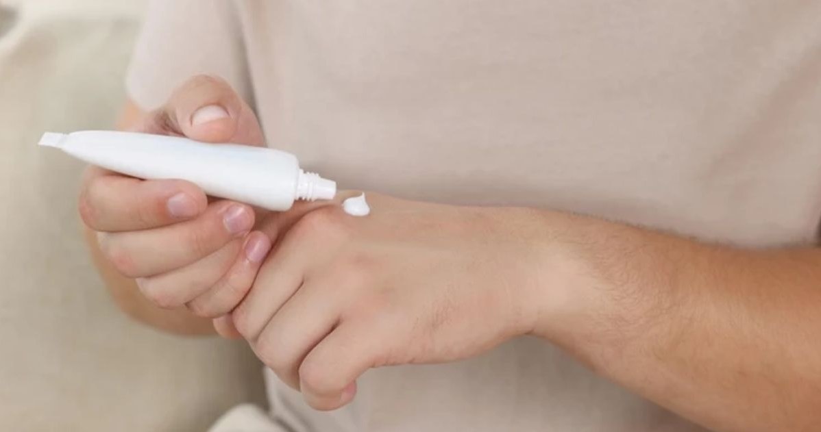 Maść z witaminą A to popularny środek na problemy skórne. Choć bez recepty, nie jest dobra dla każdego /123RF/PICSEL