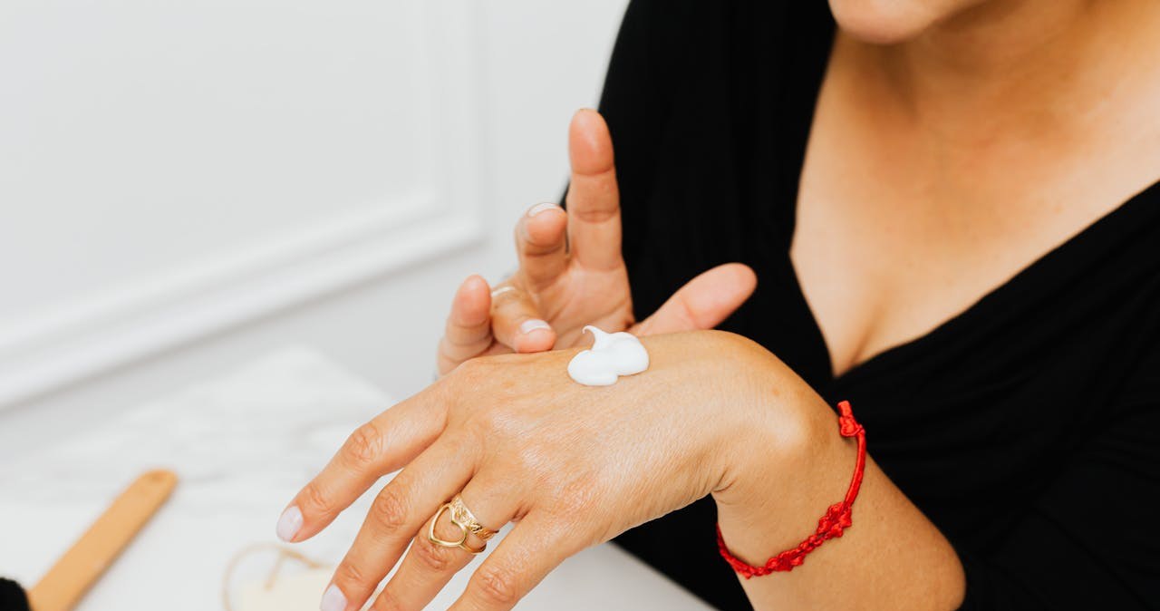 Maść z witaminą A z apteki pomaga na zmarszczki i suchą skórę /Karola G /pexels.com