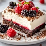 Mascarpone, maliny i czekoladowy puch. Nieziemsko pyszne ciasto do niedzielnej kawy 