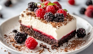 Mascarpone, maliny i czekoladowy puch. Nieziemsko pyszne ciasto do niedzielnej kawy 