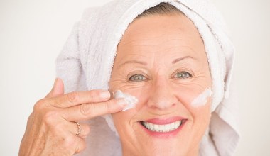 Maseczka dla 50-latki za grosze. Pięknie wygładza i napina skórę