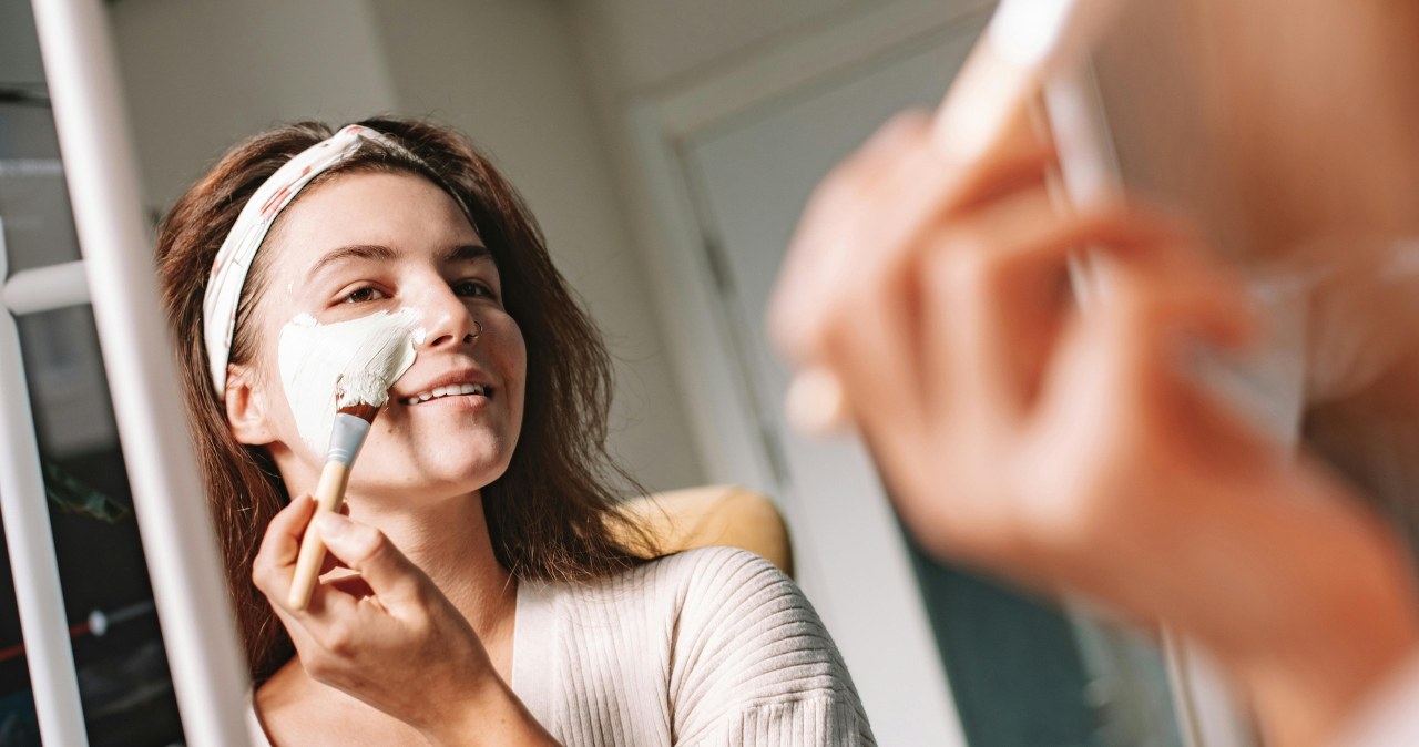 Maseczka z białej glinki nakładana na twarz /Roman Odintsov /pexels.com