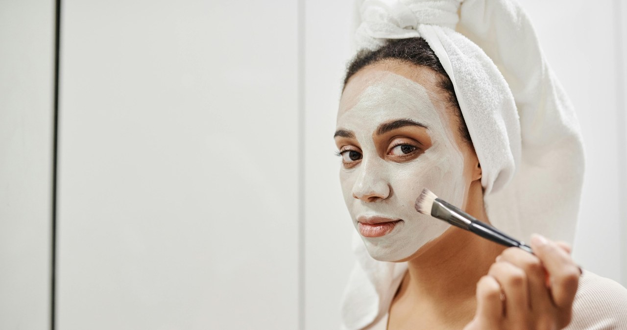 Maseczka z jogurtu i cytryny w prosty sposób rozświetli cerę /Tiger Lily /pexels.com