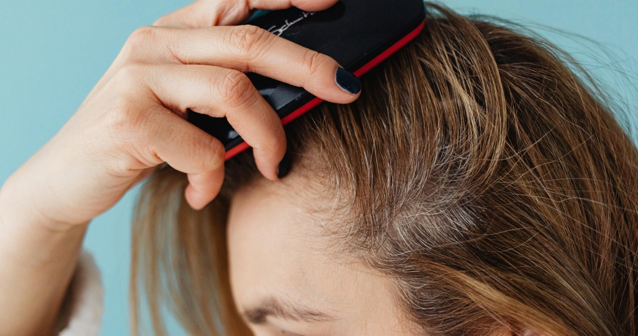 Maseczka z kawy na siwe włosy zaskakuje efektem. Przekonaj się, co potrafi! /Kaboompics.com /pexels.com