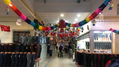 Maseczki na twarzach i ostrzeżenia. Wólka Kosowska chroni się przed koronawirusem