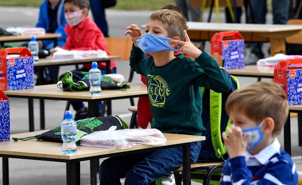 Maseczki nie zabijają. Nie ma mowy o przytruciu nadmiarem CO2  