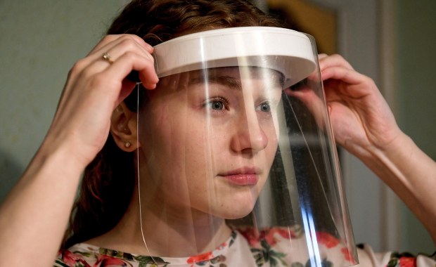 Maseczki obowiązkowe, ale są wyjątki. Kto może nosić przyłbicę?