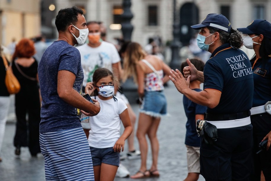 Maseczki trzeba nosić od 18:00 do 6:00 rano we wszystkich miejscach na otwartej przestrzeni, w których nie jest możliwe zachowanie dystansu społecznego /GIUSEPPE LAMI /PAP/EPA