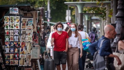 Maseczki w miejscach publicznych i kwarantanna po powrocie. Dodatkowe obostrzenia odstarszają turystów