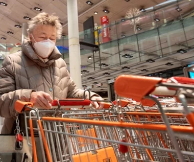 Maseczki wciąż obowiązkowe w niektórych sklepach i galeriach handlowych! Jest błąd w rozporządzeniu