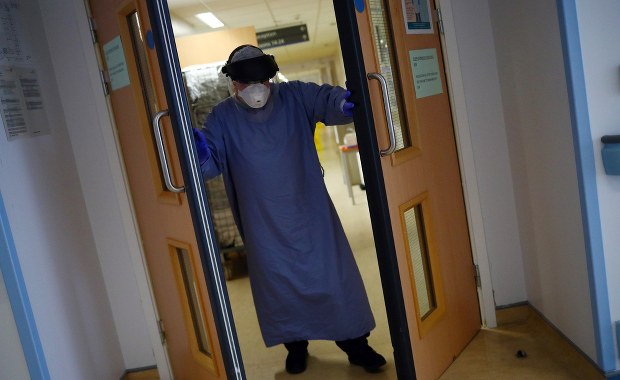 Maseczki z Chin. KE będzie domagać się ich wymiany