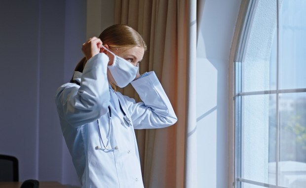 ​"Maseczki założyć!". Nowe zalecenie dla szpitali w całej Polsce