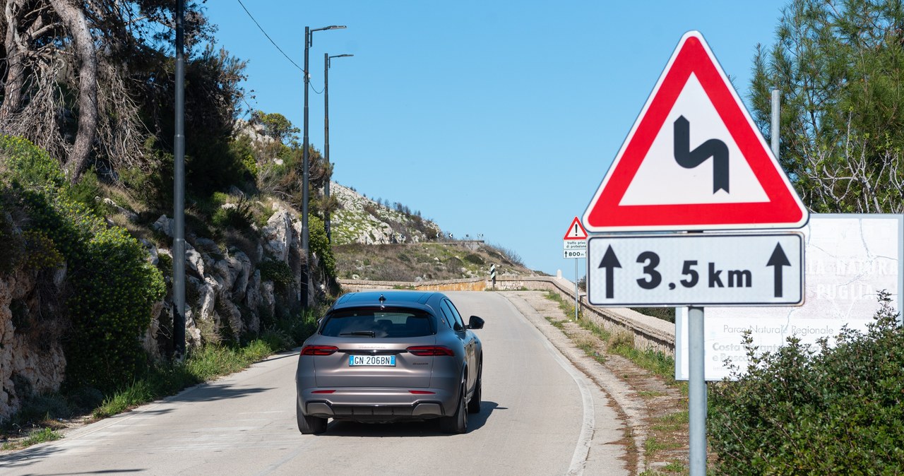 Maserati Grecale Folgore sprawnie połyka mniej wymagające zakręty. /Sebastian Kościółek /INTERIA.PL