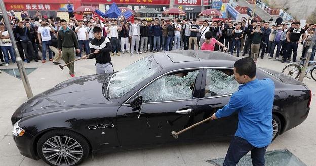 Maserati zostało zniszczone przy pomocy młotów... /AFP