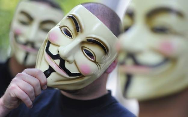 Maska Guya Fawkesa stała się symbolem Anonimowych i ich ruchu (jeśli można go tak nazwać) /AFP