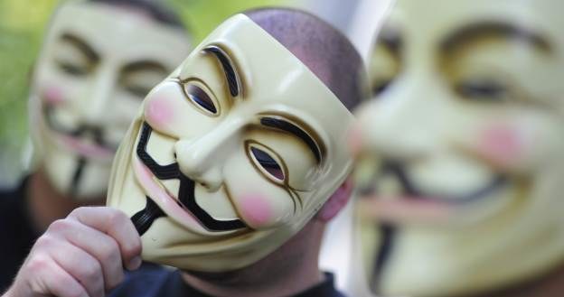 Maska Guya Fawkesa stała się symbolem Anonimowych i ich ruchu (jeśli można go tak nazwać) /AFP