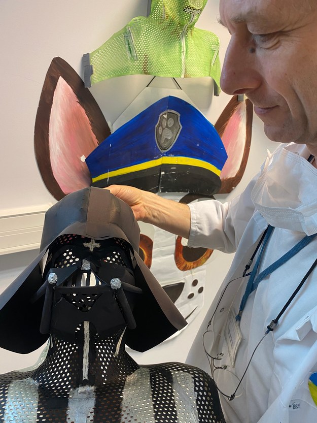 Maska Lorda Vadera miała dodać odwagi przerażonemu leczeniem chłopcu. /Aneta Łuczkowska /RMF FM