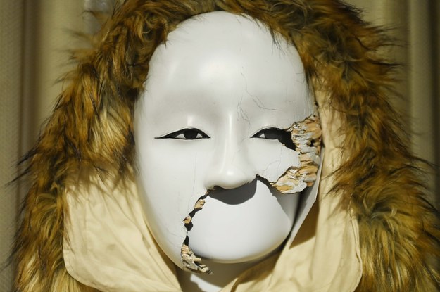 Maska Safina granego przez Ramiego Maleka w "Nie czas umierać" to jeden z bondowskich gadżetów wystawionych na licytację /NEIL HALL /PAP/EPA